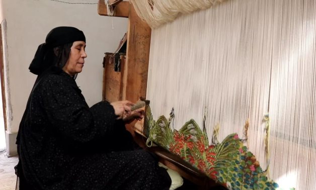 Egyptian woman knitting a carpet – Wikimedia Commons 