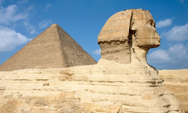 Side view of Sphinx & Pyramid of Khufu - Britannica 