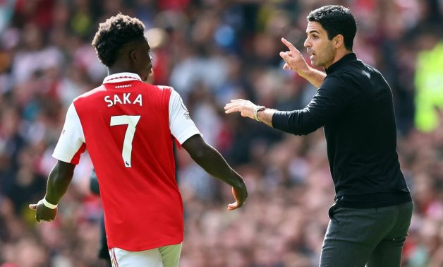 Arsenal manager Mikel Arteta gives instructions to Bukayo Saka during the match REUTERS/David Klein