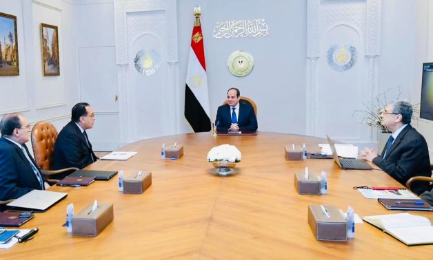 President Sisi meets with Prime Minister Moustafa Madbouly, Minister of Electricity and Renewable Energy Mohammed Shaker, other concerned Ministers- press photo