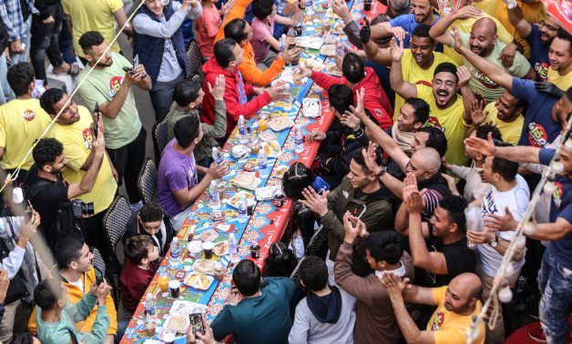 Residents of Ezbet Hamada in the Al-Mataria neighborhood in Cairo hold the the longest Ramadan Iftar banquet- Youm7/Karim Abdelaziz