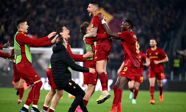 AS Roma's Lorenzo Pellegrini celebrates scoring their fourth goal with teammates REUTERS/Alberto Lingria