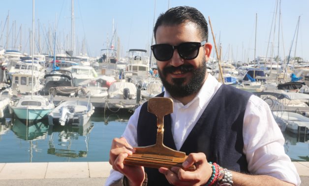File: Morad Mostafa holding the award.