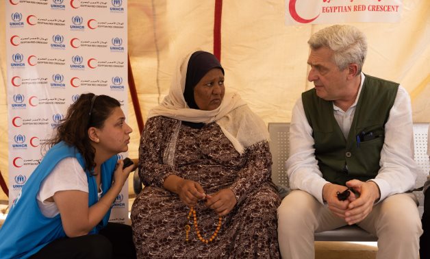 UN High Commissioner for Refugees Filippo Grandi speaks to Fatima, a Sudanese refugee, at the Qustol border in southern Egypt. ©UNHCR/Pedro Costa Gomes