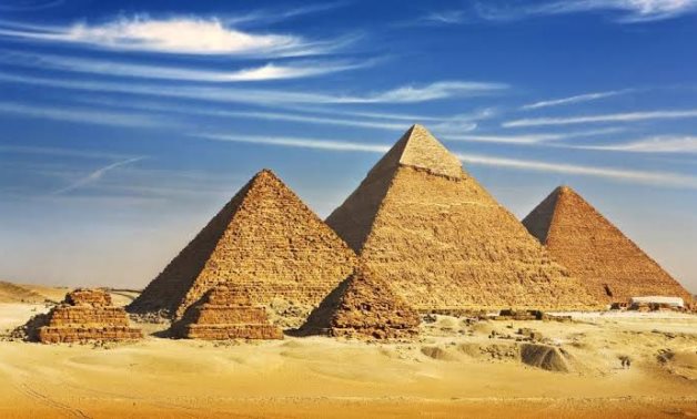 File: Giza Pyramids.