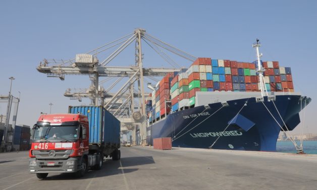 Suez Canal Containters trade ships vessels
