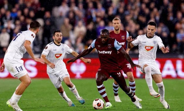 West Ham United's Michail Antonio in action with TSC Backa Topola's Milan Radin and Sasa Jovanovic Action Images via Reuters/Andrew Couldridge