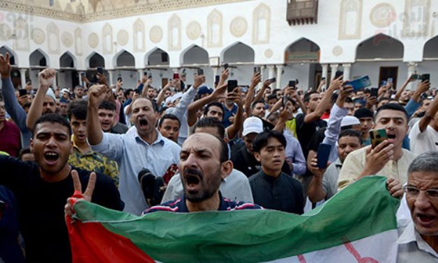 Hundreds of Egyptian worshippers after Friday prayer at Al Azhar Mosque organized a protest in solidarity with the Palestinian people- - Youm7