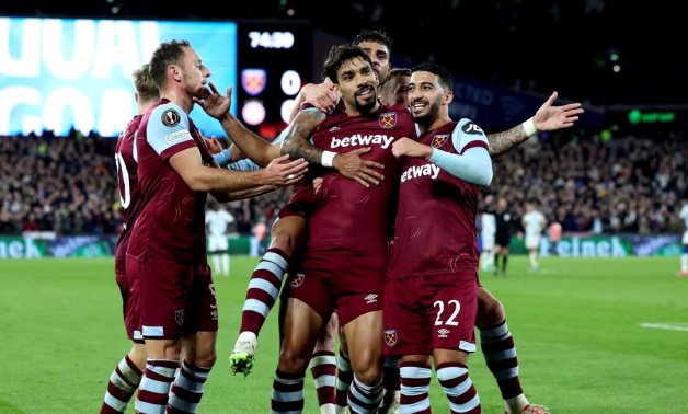 West Ham United's Lucas Paqueta celebrates scoring their first goal with Said Benrahma, Emerson Palmieri, Vladimir Coufal and teammates REUTERS/Isabel Infantes