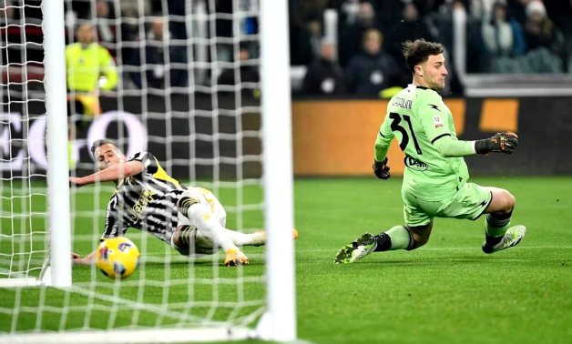 Juventus' Arkadiusz Milik scores their second goal past Frosinone's Michele Cerofolini REUTERS/Massimo Pinca