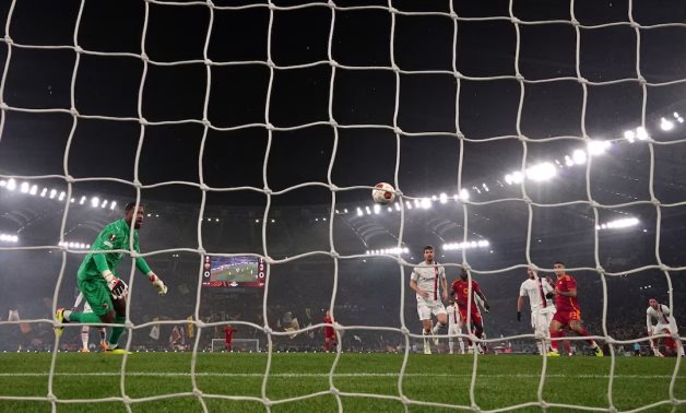 AS Roma's Gianluca Mancini scores their first goal past AC Milan's Mike Maignan REUTERS/Daniele Mascolo 