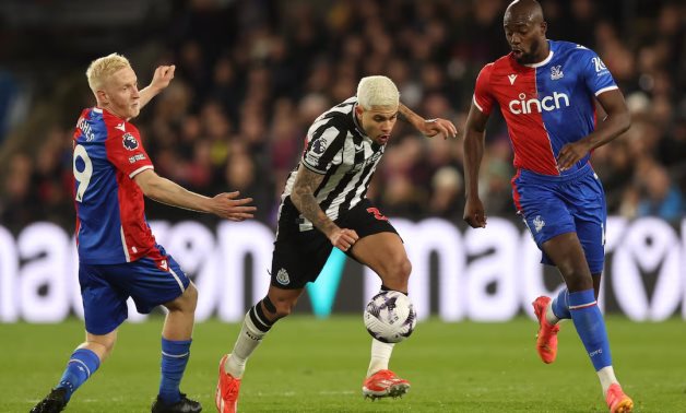 Crystal Palace's Will Hughes and Jean-Philippe Mateta in action with Newcastle United's Bruno Guimaraes REUTERS/David Klein 