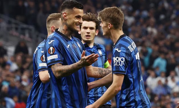 Atalanta's Gianluca Scamacca celebrates scoring their first goal with Charles De Ketelaere, Marten de Roon and Teun Koopmeiners REUTERS/Stephanie Lecocq 