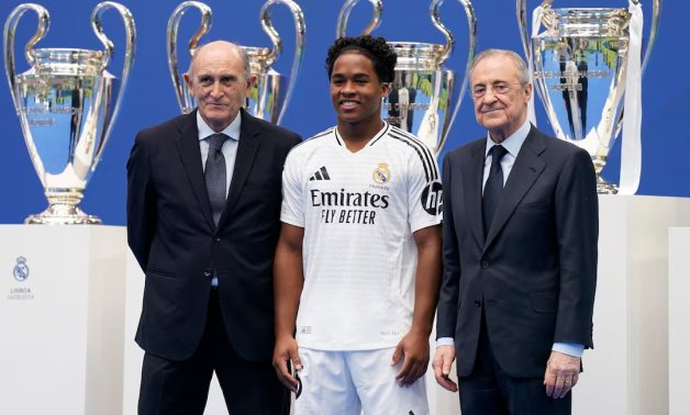 Real Madrid new signing Endrick with honorary president Jose Martinez Pirri and club president Florentino Perez during the presentation REUTERS/Ana Beltran 