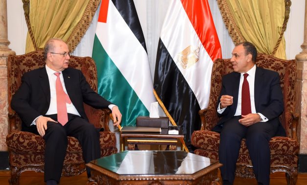 Egypt's Foreign Minister Badr Abdelatty (R) welcomes Palestinian Prime Minister Mohammad Mustafa, March 1, 2025 - Egypt's Foreign Ministry