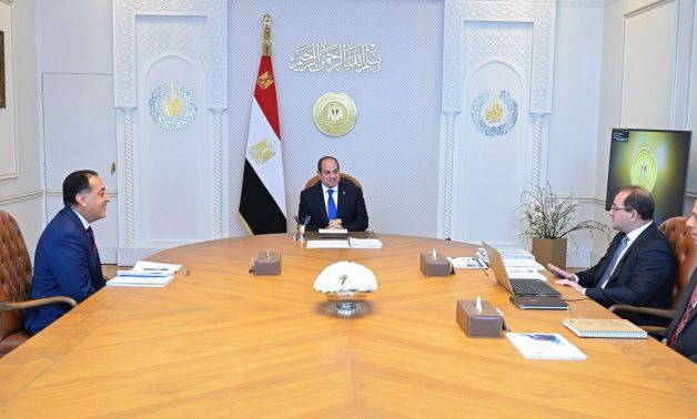 Egypt’s President Abdel Fattah El-Sisi meets with Prime Minister Mostafa Madbouly and Minister of Finance Ahmed Kouchouk on 30 Nov. 2025. Egyptian Presidency