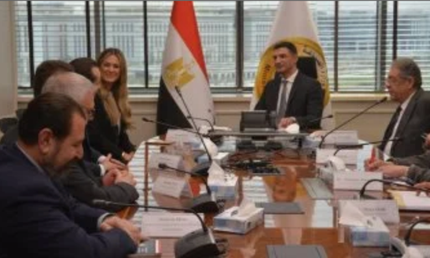 Industry Min., Mercedez-Benz Egypt CEO discuss localizing automotive industry