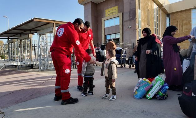 The Egyptian Red Crescent teams received the 30th group of Palestinian patients and injured, along with their companions, and bid farewell to Palestinians returning to Gaza after receiving treatment. ERC