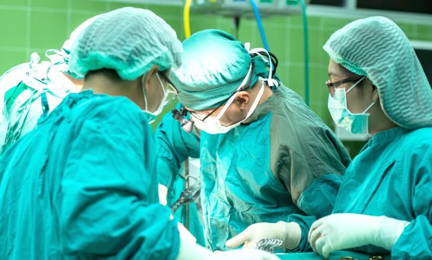 Doctors performing a surgery - CC via pixnio