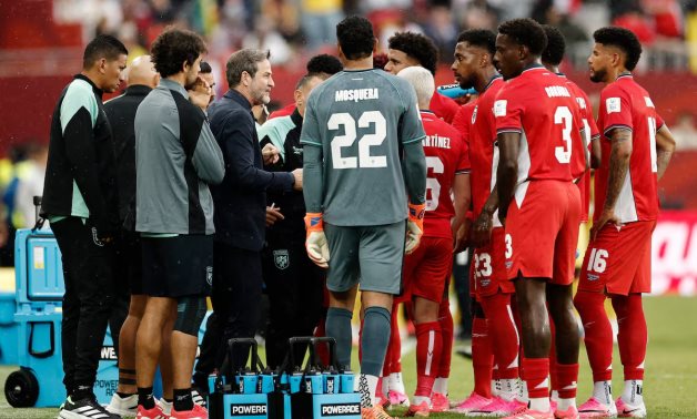 Panama coach Thomas Christiansen talks to his players during a hydration break REUTERS/Benoit Tessier