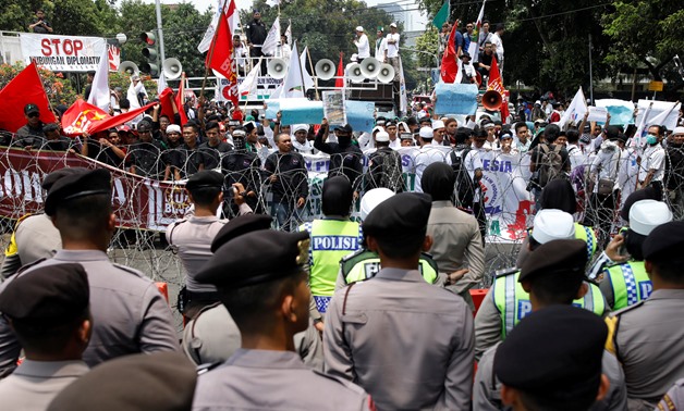 Muslim men protest against what they say is the persecution of the Rohingya Muslim minority in Myanmar, outside of Myanmar's embassy in Jakarta, Indonesia September 6, 2017. REUTERS/Darren Whiteside

