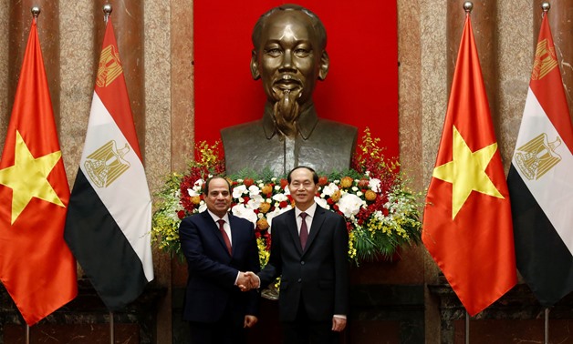 Egypt's President Abdel Fatah al-Sisi (L) poses for a photo with Vietnamese President Tran Dai Quang in front of a statue of late Vietnamese revolutionary leader Ho Chi Minh at the Presidential Palace in Hanoi. REUTERS/Kham