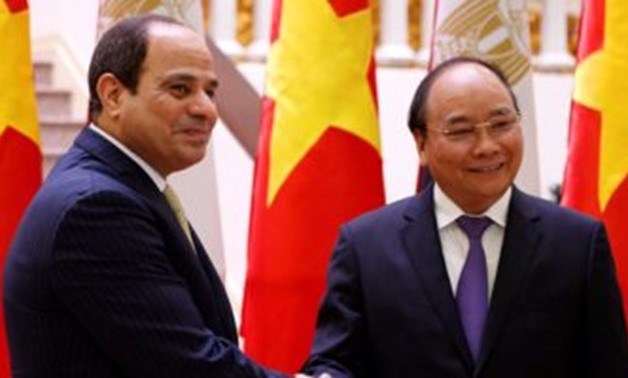 Egyptian President Abdel Fatah Al-Sisi shake hands with the Vietnamese prime minister - Press Photo 