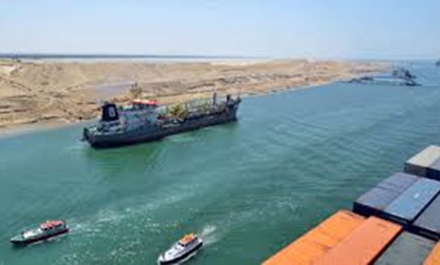 (A cargo ship is seen crossing through the New Suez Canal, Ismailia, Egypt, July 25, 2015 (Source: Reuters