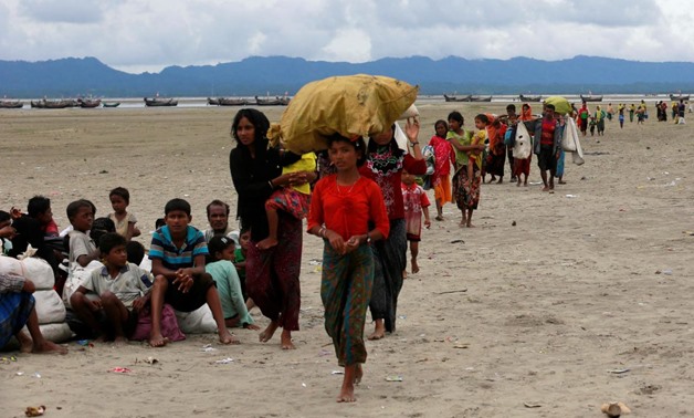 Rohingya refugees walk to a Border Guard Bangladesh (BGB) post after crossing the Bangladesh-Myanmar border by boat through the Bay of Bengal in Shah Porir Dwip, Bangladesh, September 10, 2017. REUTERS/Danish Siddiqui
