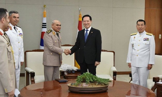 Egyptian defense minister Sedqi Sobhi and his South Korean counterpart Song Young-moo in Seou