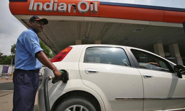 FILE PHOTO: A worker fills a car with diesel at a fuel station in Jammu August 29, 2013. REUTERS/Mukesh Gupta/File Photo