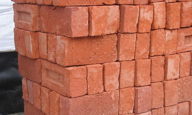 Bricks - Stapel bakstenen via Wikimedia commons