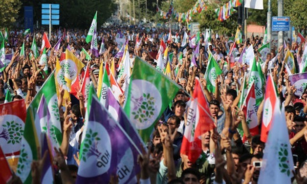 Supporters of the Pro-Kurdish Peoples' Democratic Party (HDP) take part in a rally in Diyarbakir, Turkey, September 17, 2017. REUTERS/Sertac Kayar
