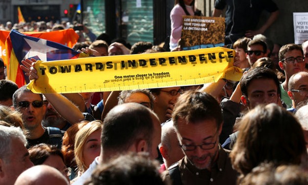 A crowd of protesters gather outside the Catalan region's economy ministry building after junior economy minister Josep Maria Jove was arrested by Spanish police during a raid on several government offices, in Barcelona, Spain, September 20, 2017. REUTERS