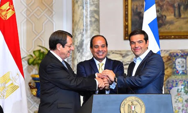 Cypriot President Nicos Anastasiades (L), Egypt’s President Abdel Fatah al-Sisi and Greek Prime Minister Alexis Tsipras (R) (Egypt’s Presidency)