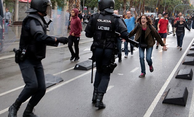 A woman yells at riot police near a a polling station for the banned independence referendum in Barcelona, Spain, October 1, 2017. REUTERS/Enrique Calvo