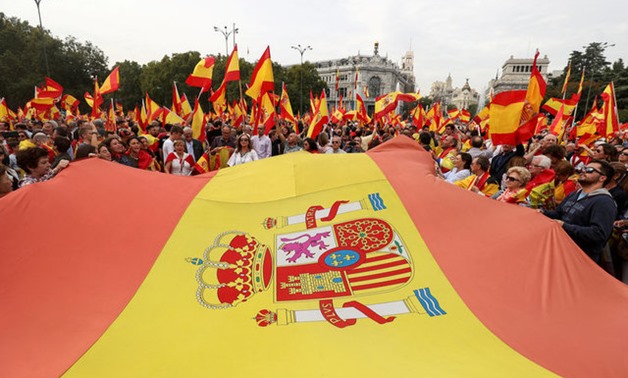 Demonstrators wave Spanish flags and shout in front of city hall during a demonstration in favor of a unified Spain a day before a banned October 1 independence referendum in Catalonia, in Madrid, Spain, September 30, 2017. REUTERS/Sergio Perez TPX 