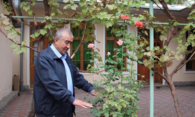 Uzbek dissident writer Nurulloh Muhammad Raufkhon, who was released by police on Sunday from exile on charges of spreading anti-government propaganda, is seen in the courtyard of his house in Tashkent, Uzbekistan October 2, 2017. REUTERS/Mukhammadsharif M