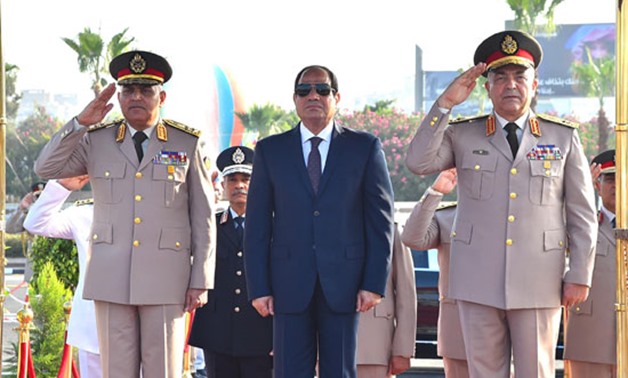 Sisi places flowers on tombs of Abdel Nasser, Sadat in 44th October anniversary