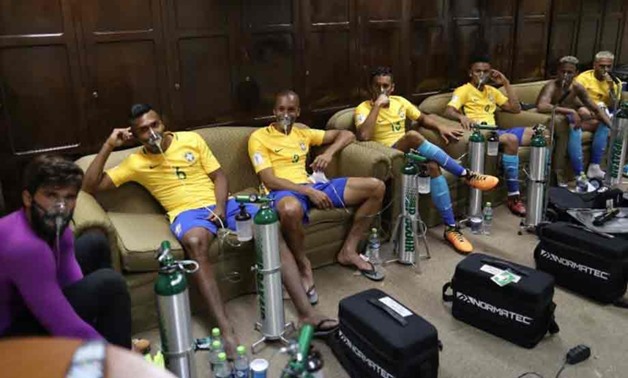 Brazil players with oxygen masks | CBF