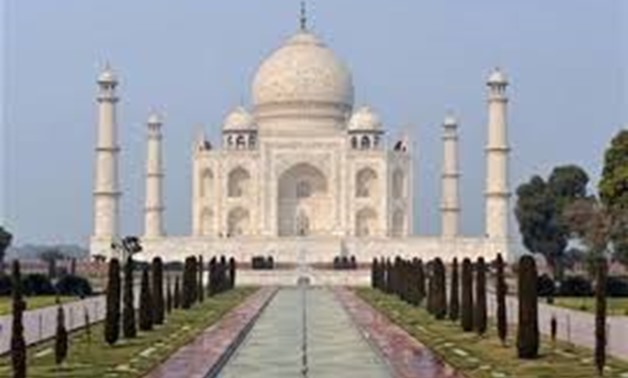 A general view of the Taj Mahal in the city of Agra January 26, 2008. Indian archaeologists have started giving a face-lift to the centuries-old Taj Mahal by applying a mud pack to the marble exteriors of the country's most famous monument. REUTERS