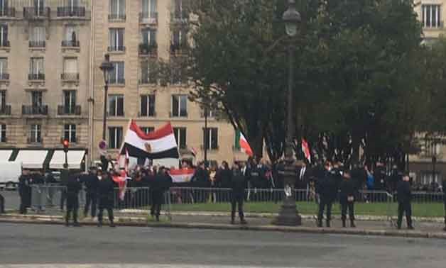 Egyptian community receives Sisi outside Elysee Palace