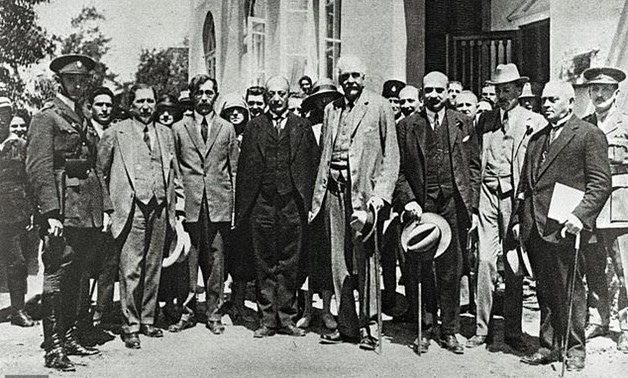  Arthur Balfour (C), former British prime minister, and Chaim Weizmann (3rd-R), the then future first president of Israel, visiting Tel Aviv in 1925 - AFP