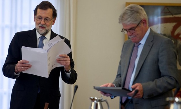 Spain's Prime Minister Mariano Rajoy (L) reads documents next to Foreign Minister Alfonso Dastis before presiding over an extraordinary cabinet meeting at Moncloa Palace in Madrid, Spain October 27, 2017. REUTERS/Moncloa/Diego Crespo/Handout via REUTERS A
