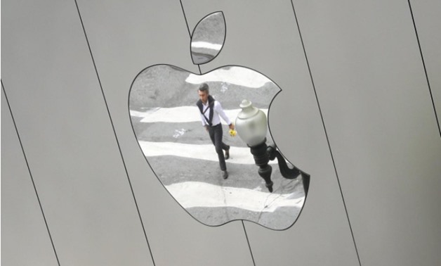  A man is reflected in a Apple store logo in San Francisco, California, U.S., August 21, 2017 -
 REUTERS/Kevin Coombs/File Photo