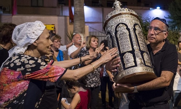 Moroccan Jews and Israeli Jewish tourists participate in Simchat Torah festivities at a synagogue in Marrakesh on October 12, 2017 - AFP PHOTO / FADEL SENNA
