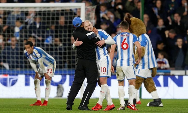 Premier League - Huddersfield Town vs West Bromwich Albion - John Smith's Stadium, Huddersfield, Britain - November 4, 2017 Huddersfield Town manager David Wagner celebrates with Aaron Mooy at the end of the match Action Images via Reuters