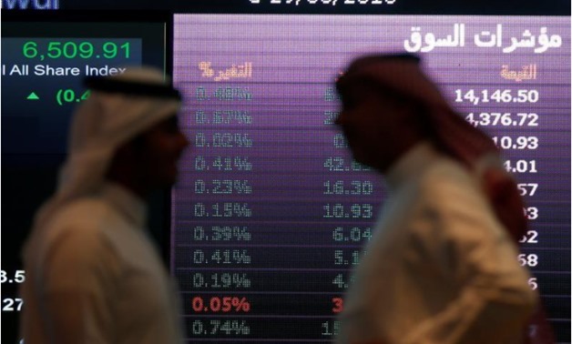 Investors talk with each other as they monitor a screen displaying stock information at the Saudi Stock Exchange (Tadawul) in Riyadh, Saudi Arabia June 29, 2016 - REUTERS/Faisal Al Nasser