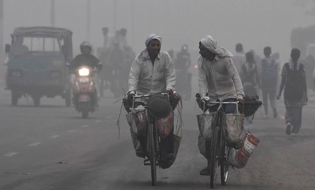Indian commuters drive amid heavy smog in New Delhi on Nov 7, 2017 -  AFP
