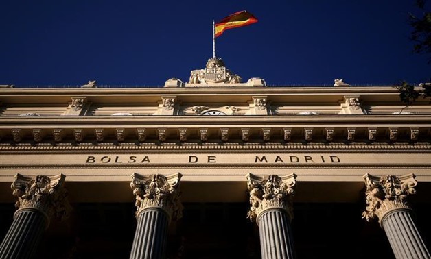  A Spanish flag flutters above the Madrid Stock Exchange, Spain, June 1, 2016. REUTERS/Juan Medina